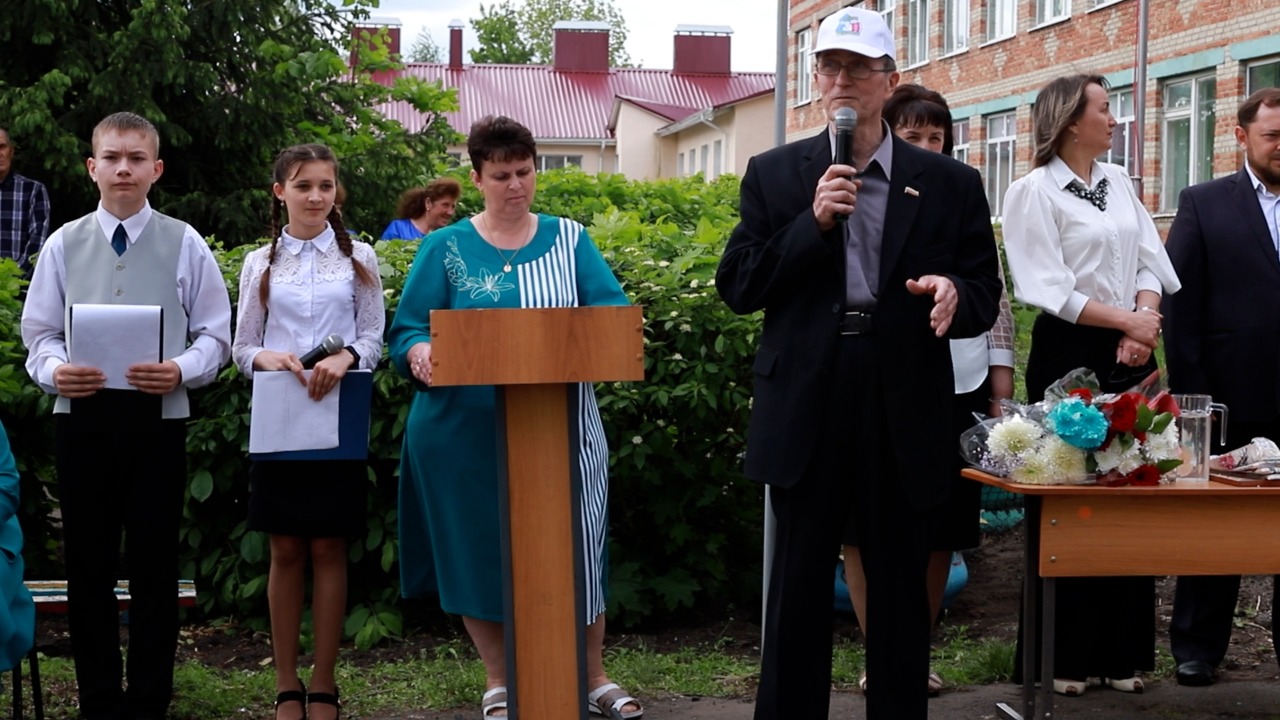 Последний звонок прозвенел для выпускников МОУ СОШ с. Кобылкино
